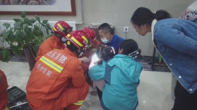 铁夹子“咬住”女童手指 德州消防5分钟紧急救援 