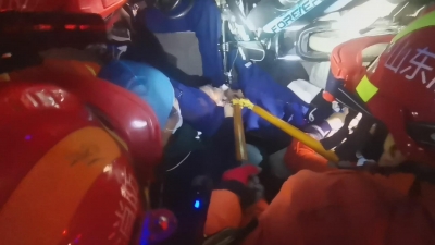 自行车手闸扎进中学生腿部  德州消防紧急救援