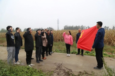 抢收抢种大会战丨市派第一书记城区临时党支部将主题党日开在防汛救灾第一线