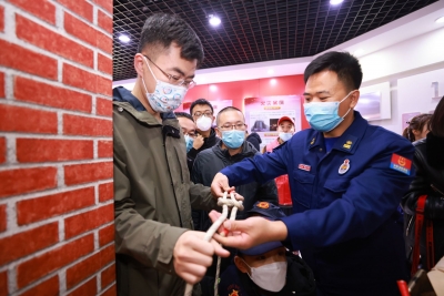  “家·课堂”亲子消防趣味活动燃爆冬日