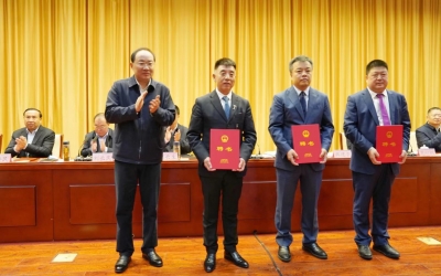 德报发表评论员文章：旗帜鲜明为企业家撑腰鼓劲