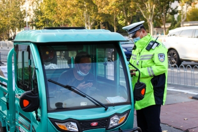 德报直播 | 查扣！处罚！德州查处违规电动三轮四轮车现场