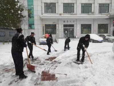 德城区新湖街道：清除积雪保畅通
