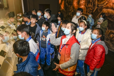 团市委派驻第一书记带留守儿童感受城市活动