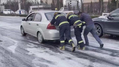 雪天路滑多事故  消防救援暖人心