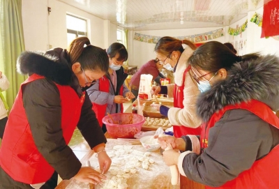 陵城区统计局志愿者开展为困难群众包水饺送温暖活动