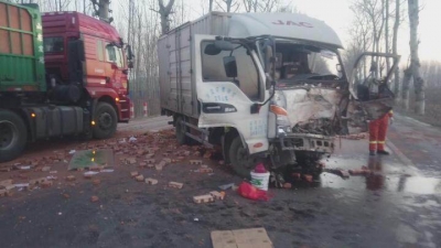 货车撞上拖拉机致司机被困 德州消防紧急救援