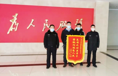 警车开道救伤员 市民致谢送锦旗