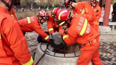 ​枯井防护网住男孩头，消防员紧急切割救援