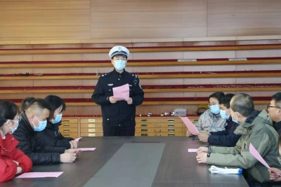 德州交警直属四大队：开展道路交通事故社会救助基金宣传
