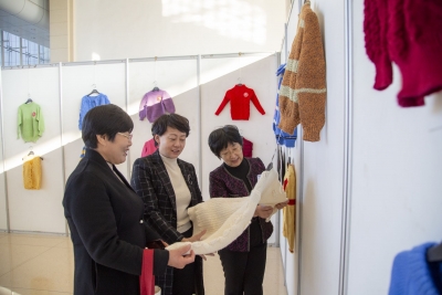 300余件爱心织物温暖困境儿童！德州举行寒假儿童关爱服务暨爱心毛衣展示活动