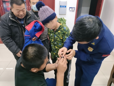 男孩摆弄塑料被卡手 德州消防员5分钟解救