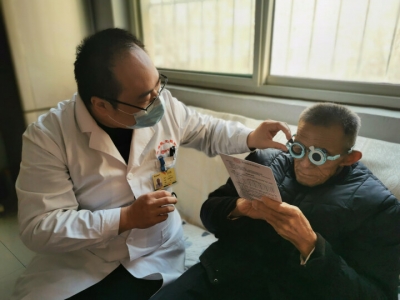 新年礼物！英翔橙志愿服务团为月秀家园70岁以上老人免费验配花镜