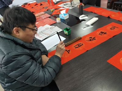 挥毫泼墨送祝福 翰墨飘香迎新春 | 德州学院医药与护理学院开展“写春联 迎新春”主题活动