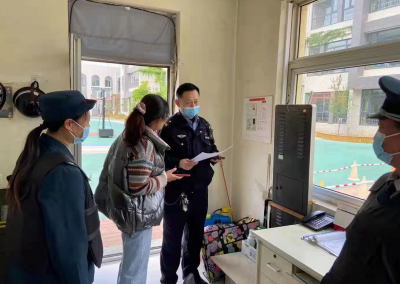 宋官屯派出所民警入校园检查安保工作