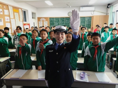 德州市实验小学：开学第一课 时刻绷紧安全弦