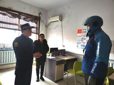 消防车受阻，庆云外卖小哥刘身平“霸气”疏导交通！他说，“外卖可延误，但生命救援不能超时”