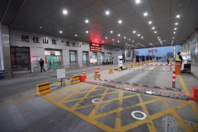 新春走基层 | 德州大广公安检查站的年夜饭：轮流吃几口饺子急匆匆上岗