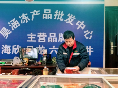 新春走基层 | 小申优鲜胜生活购物广场经营户王爱国：小摊位收获“大幸福”