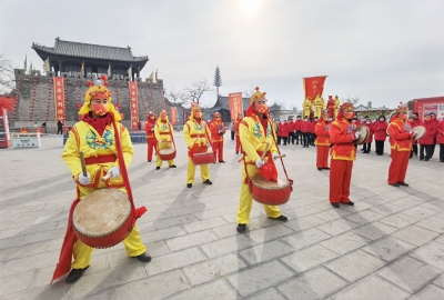威风锣鼓敲起来 欢快舞蹈扭起来 | 德百集团拜年车队新春送祝福