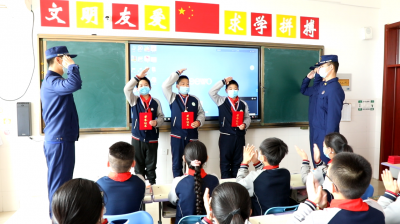 点赞新时代好少年 | 德州3少年为消防车引路被授予“热心消防公益纪念章”