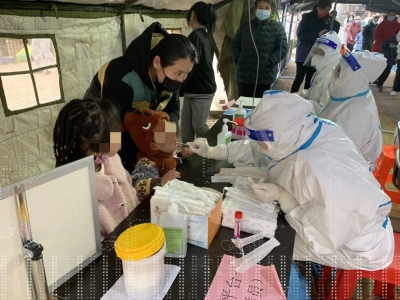 危急时刻显身手 | 核酸采集现场一男子突然晕倒，平原县第一人民医院医护人员出手施救