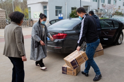 崇德书院向德报战疫一线记者捐赠消毒凝胶