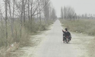 你们在前“疾驰”的身影，真帅！田间荒草起火，德州两少年借来电动车为消防车引路