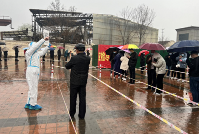 致敬！德城区新华街道办事处机关干部化身防疫“大白” 雨中坚守监测点