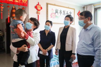 德州市妇联到德州市第七人民医院援沪一线人员家中走访慰问