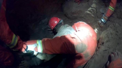 突发塌方！男子被埋3米深坑 德州夏津消防员紧急掘地施救