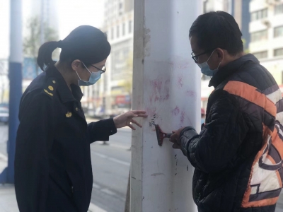德州城管：“三线合一” 精细化清理小广告