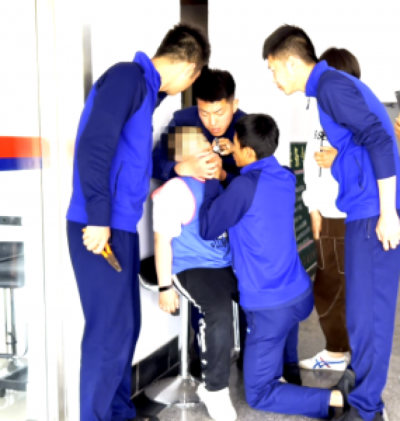 隔着屏幕都感觉疼！拉链“咬”住男童嘴唇 德州临邑消防员跪地救助