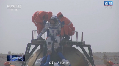 航天员翟志刚安全顺利出舱，状态良好