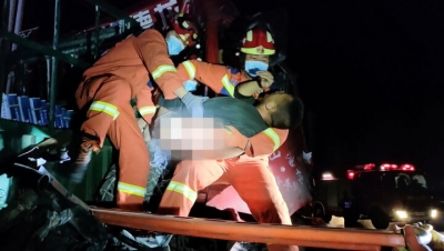 深夜货车追尾 德州消防员“公主抱 ”救出两名被困人员