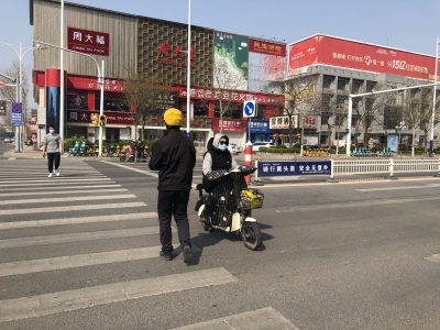 创城曝光台 | 气温升高，骑电动车不戴安全头盔现象有所反弹