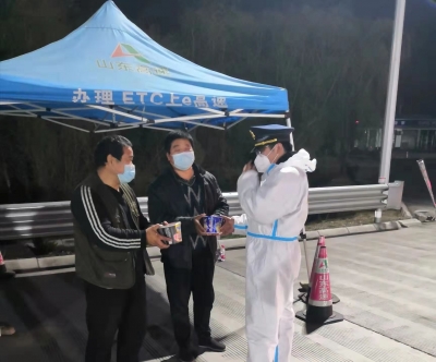 创建全国文明城市 | 暖心！德州交通执法队员为外地司机送上爱心泡面