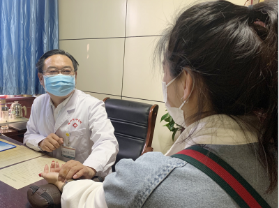 中医药专家杨京慧：中医把脉“皮肤病”