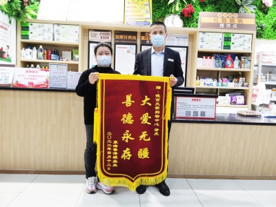 创建全国文明城市 | 老人轮椅被卡自动扶梯，德百天衢超市员工危急时刻伸援手
