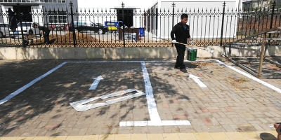 创建全国文明城市 | 德城11条背街小巷标准划线，规范停车、通行