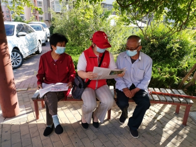 乐陵市委宣传部:读书读报情暖“一老一小”