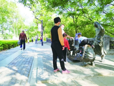 【创建文明城市·曝光台】假期游玩，向不文明行为说不！