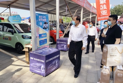 德州市委书记田卫东在汽车展示交易会现场调研时强调 加大政策支持力度 促进消费复苏回暖