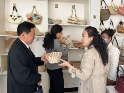 庆云县妇联以“大姐工坊”促进妇女创业就业 | 棒皮儿变废为宝 巧手编织就业梦