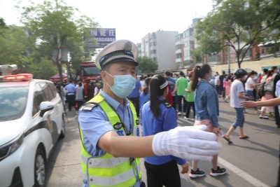 德州中考首日，龙凤胎儿女考场内逐梦，交警父亲考场外护考 