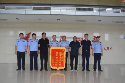 市派第一书记、 庆云民警联手办实事  大刘村村民送锦旗致谢