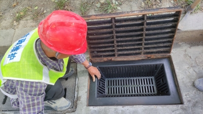 德州市政：为重点部位雨水口加装截污挂篮