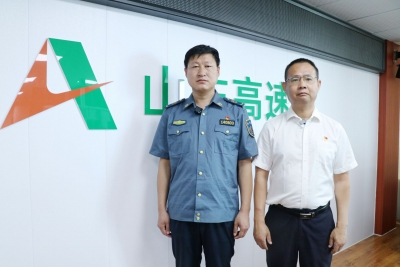 德报协调交警比对车辆信息、面向社会征求线索：高速破窗救人的好心人都找到了！ 