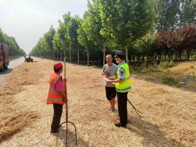 齐河：整治占道晒粮 确保道路安全