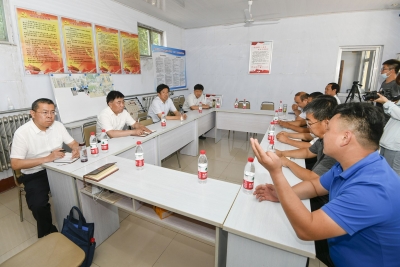 市人大常委会党组副书记、副主任景文新到“第一书记”派驻村调研